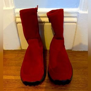 LL Bean - US 9 - women’s red fleece lined boots. Like new.